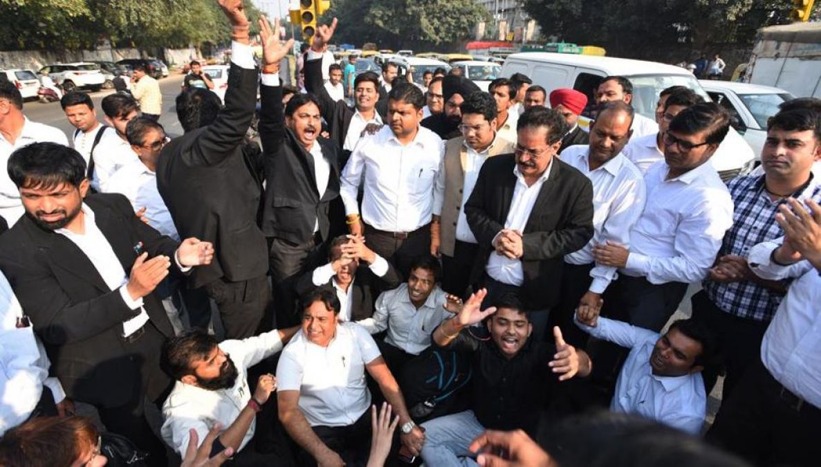 Tis Hazari controversy: Lawyers protest against Delhi Police, a lawyer tries to commit self-immolation