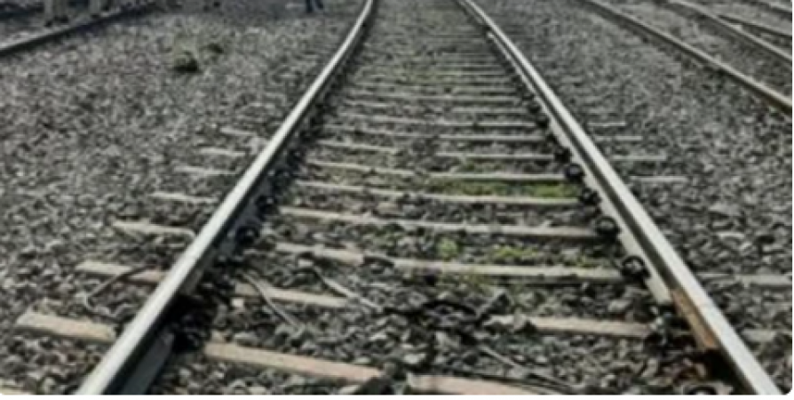 रेलवे क्रासिंग पार कर रहा था परिवार, हुआ मौत का शिकार