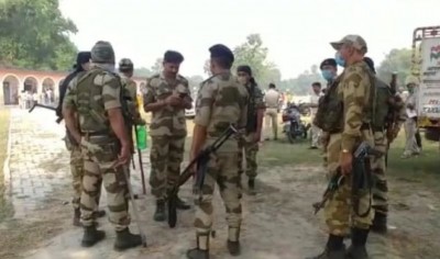 बिहार चुनाव: पूर्णिया में मतदान के दौरान वोटर्स और सुरक्षाबलों में झड़प, पुलिस ने भांजी लाठियां