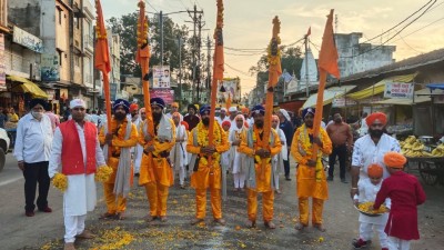 सिख समाज ने किया नगर कीर्तन का आयोजन, गुरु नानक देव को किया याद