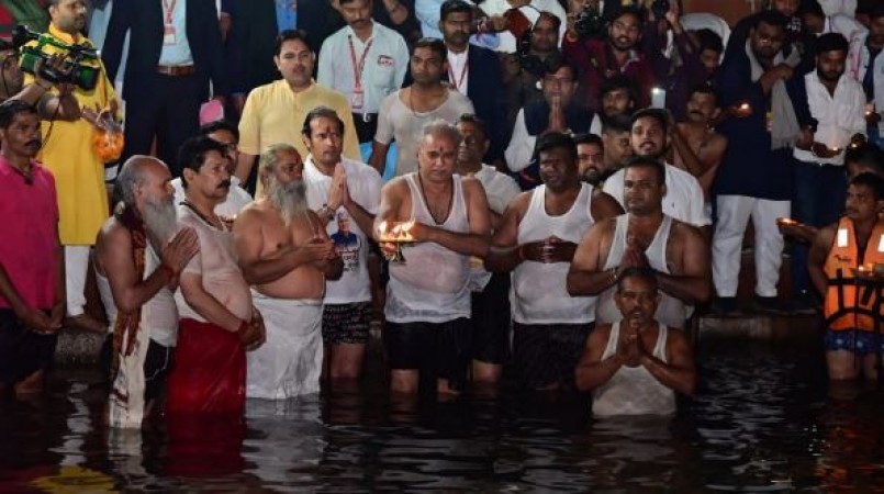 Bhupesh Baghel's 'desi style' in news, took dip of faith in Kharun river