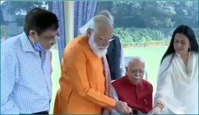 PM Modi cuts cake with Lal Krishna Advani on his birthday, blessed by touching his feet