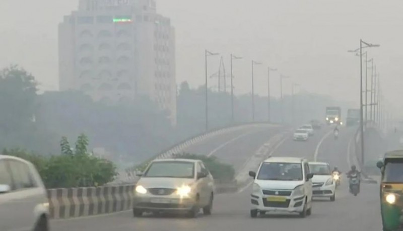 दिल्ली के आसमान में धुंध ही धुंध, लोगों को सांस लेने में हो रही समस्या