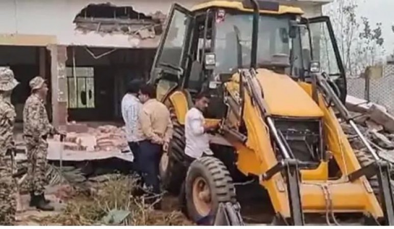 Yogi govt demolished illegal construction of AIMIM leader Taufeeq
