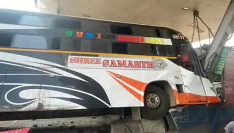 Dreadful! Bus full of Barati's suddenly enters toll plaza, 3 dead!