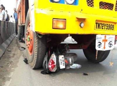 Scooty enters a lorry trying to escape the flag post of AIADMK, woman gets injured