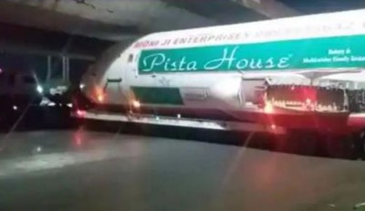 Video: ब्रिज के नीचे फंस गया हवाई जहाज, देखने वालों की लगी भीड़