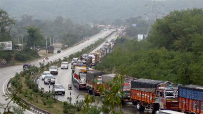 जम्मू कश्मीर में उपद्रवियों ने एक ट्रक में लगाई आग, जांच में जुटी पुलिस