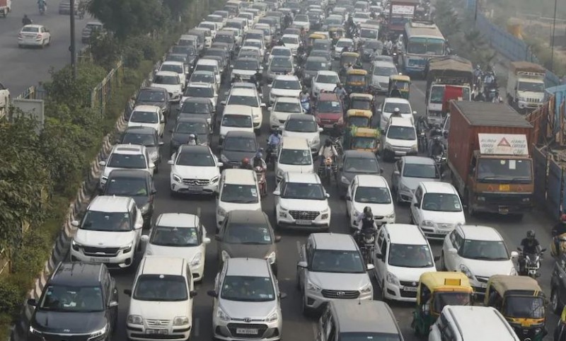 5 Km लंबा जाम, सड़कों पर गाड़ियों का हुजूम.., ट्रकों की एंट्री बंद होने से दिल्ली के सामने नई मुसीबत