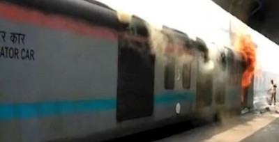 नवजीवन एक्सप्रेस ट्रेन में लगी आग, यात्रियों में मची अफरा-तफरी