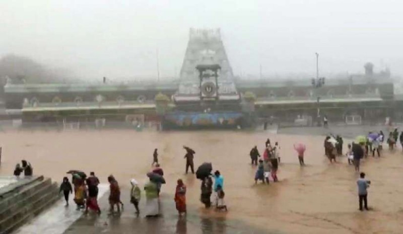 'जलमग्न' हुई भगवान वेंकटेश की नगरी तिरुपति, भारी बारिश से आंध्रप्रदेश में बाढ़ जैसे हालात