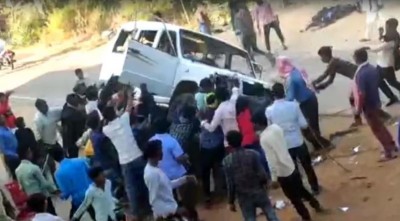 VIDEO: Villagers break several vehicles, also pelted stones at police