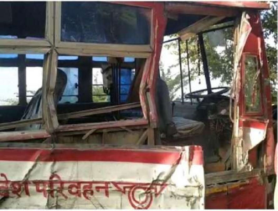 Bus and truck clashed, 14 people dead, many injured in the horrific accident