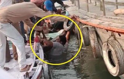 वाराणसी: गंगा नदी के बीचों-बीच डूबी 34 यात्रियों से भरी नाव, मचा हाहाकार
