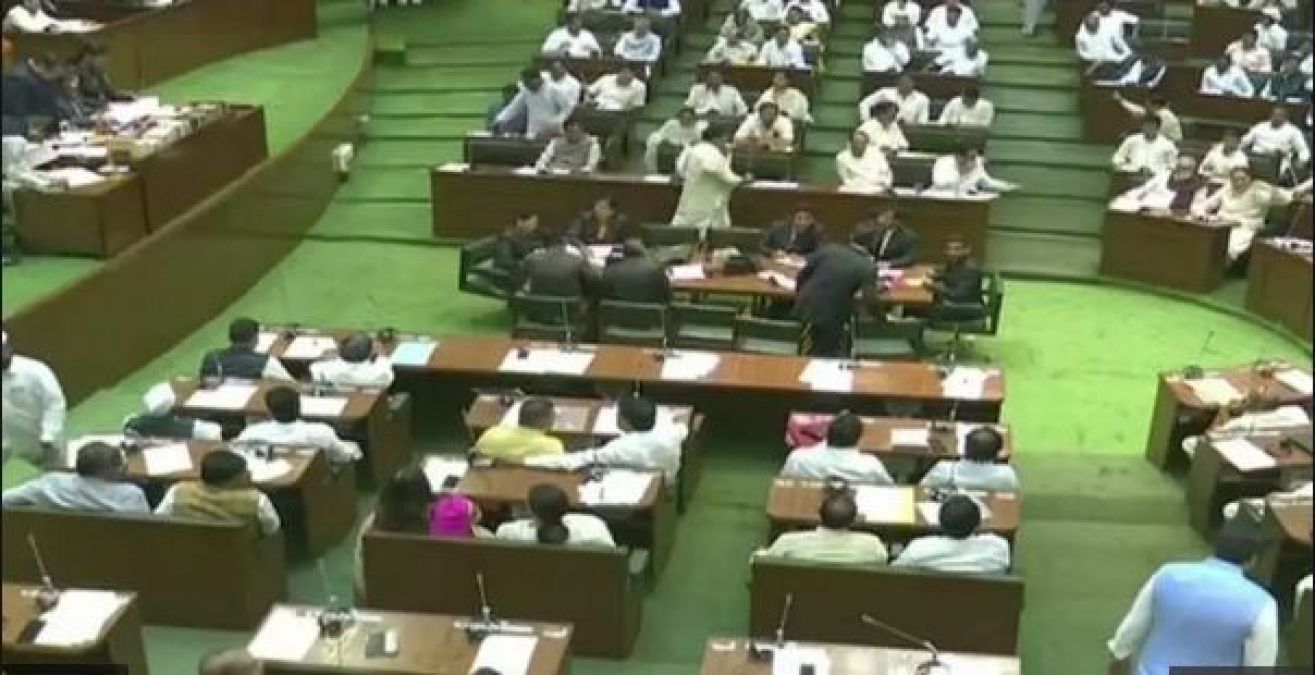 Maharashtra: Except Chief Minister other members are taking oath in the assembly