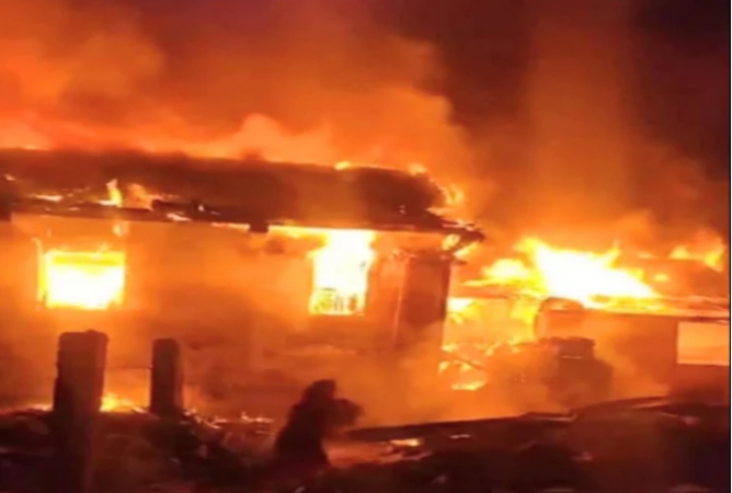 देखते ही देखते भड़क उठी आग, जलकर खाक हो गए 4 मकान