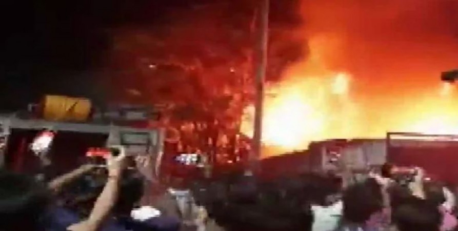 महाराष्ट्र: अंसारी मैरिज हॉल में लगी आग, पहुंची फायर बिग्रेड की 4 गाड़ियां