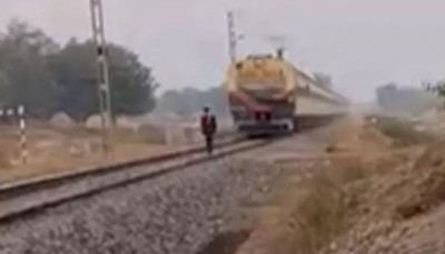रेलवे ट्रैक पर वीडियो बना रहे थे बच्चे, रिकॉर्ड हो गया मौत का लाइव वीडियो