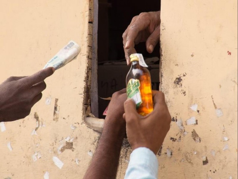 जहरीली शराब को लेकर सख्त हुई बिहार सरकार, कई पर ठिकानों पर की छापेमारी