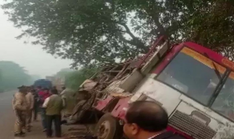 बस और ट्रक की भयानक टक्कर से 6 लोगों की मौत, CM योगी ने जताया दुःख