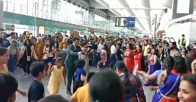 बेंगलुरु हवाई अड्डे पर नवरात्रि का जश्न, अचानक ही गरबे करने लगे लोग