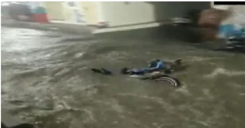 VIDEO: हैदराबाद में भीषण बारिश से बाढ़ जैसे हालात