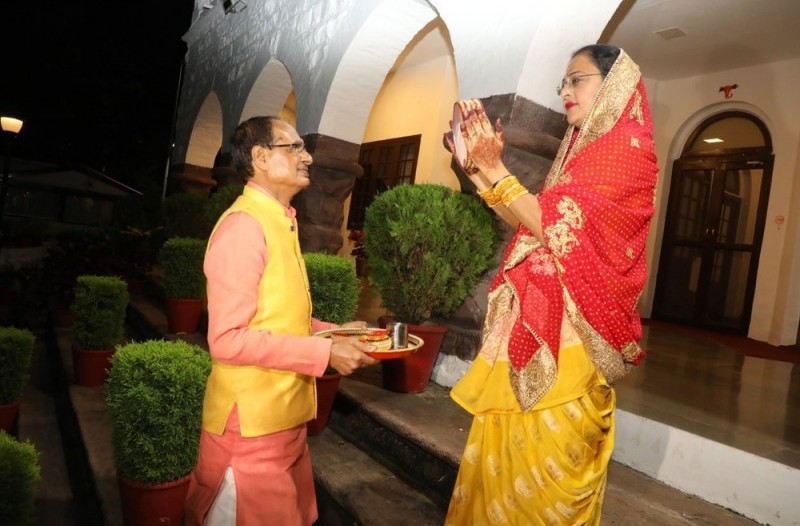 मुख्यमंत्री चौहान ने अपनी धर्मपत्नी के साथ मनाया करवा चौथ का पर्व | NewsTrack Hindi 1