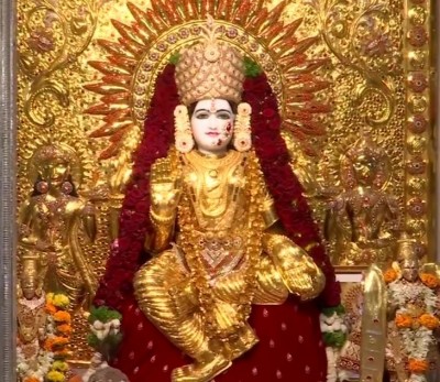 पुणे: दशहरे के पर्व पर महालक्ष्मी को पहनाई सोने की साड़ी