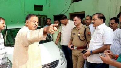 यूपी में भाजपा जिलाध्यक्ष पर बदमाशों ने की फायरिंग, कार के नीचे छिपकर बचाई जान