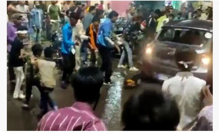 Bhopal: Car ran in back gear in the Durga Visarjan crowd, crushed one