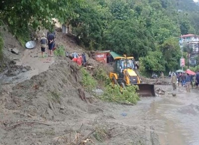 Alarming situation in Uttarakhand, tourists from Delhi, Haryana, Chandigarh stranded due to road blockade