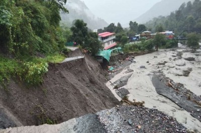 उत्‍तराखंड में कुदरत का कहर, रिजॉर्ट में घुसा कोसी नदी का पानी-फंसे 100 लोग