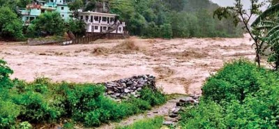 नैनीताल: रामगढ़ गांव में फटा बादल, खतरे के निशान से ऊपर बह रही गंगा
