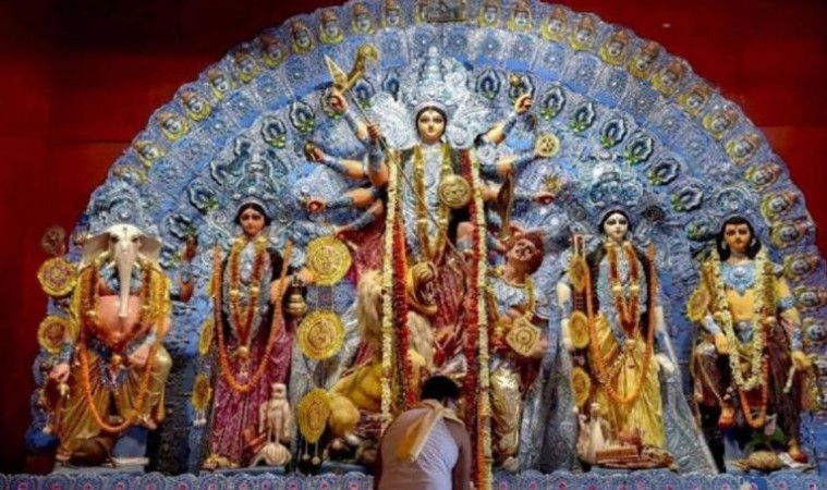 పూర్వాంచల్ లో శతికి ముందు పూజా మండపాలవద్ద దుర్గా దేవి విగ్రహాలను ఏర్పాటు చేశారు.