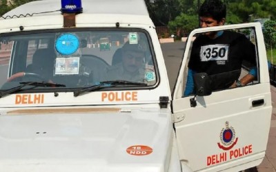 दिल्ली में ACP की बेटी गिरफ्तार, मॉल में पार्किंग कर्मचारी पर चढ़ा दी थी कार