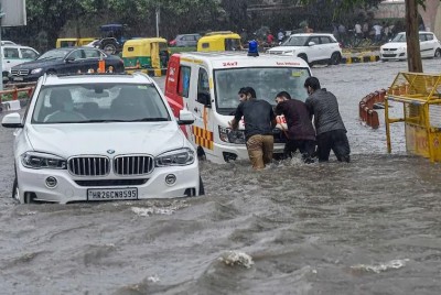 Delhi Weather: Engulfed by dark clouds, rain continued since morning
