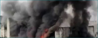 Mumbai: Massive fire breaks out on 7th floor of a Borivali building