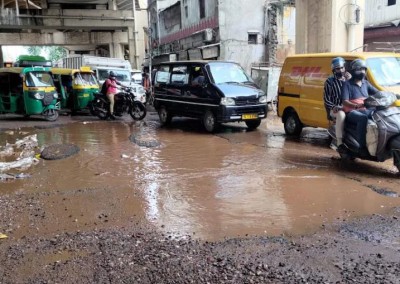 Delhi submerged, 7-7 fit potholes on roads, 2 days of rain opened the poll of govt