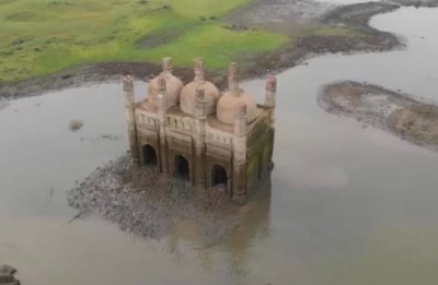पानी से बाहर आई 30 वर्षों से डूबी मस्जिद, देखने के लिए उमड़ी लोगों की भीड़