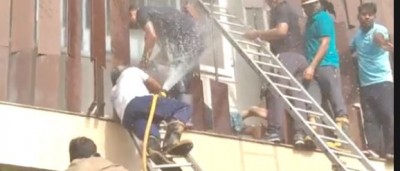 लखनऊ के Levana होटल में लगी भीषण आग, खिड़की तोड़कर बाहर निकाले जा रहे लोग