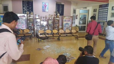 रेयान इंटरनेशनल स्कूल के पास शराब ठेके में प्रदर्शनकारियों ने लगाई आग