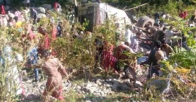 जम्मू-कश्मीर के पुंछ में भीषण हादसा, खाई में बस गिरने से 11 की मौत