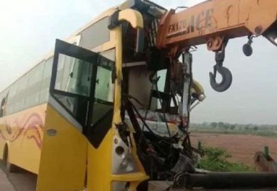 A bus filled with passengers collides with a standing truck, 20 passengers get injured