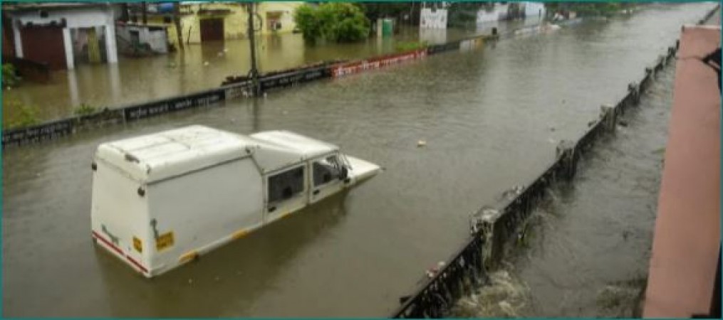 UP में भारी बारिश ने मचाई तबाही, 2 दिन स्कूल-कॉलेज बंद