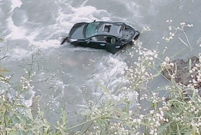Car fell into river, everyone missing!