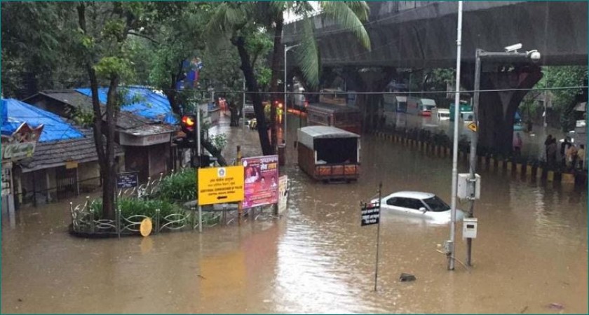 बारिश ने फिर मुंबई में मचाया तहलका, सड़कें बनीं दरिया