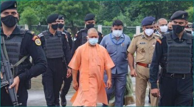 CM योगी की सुरक्षा में बड़ी चूक, 4 पुलिसकर्मी निलंबित