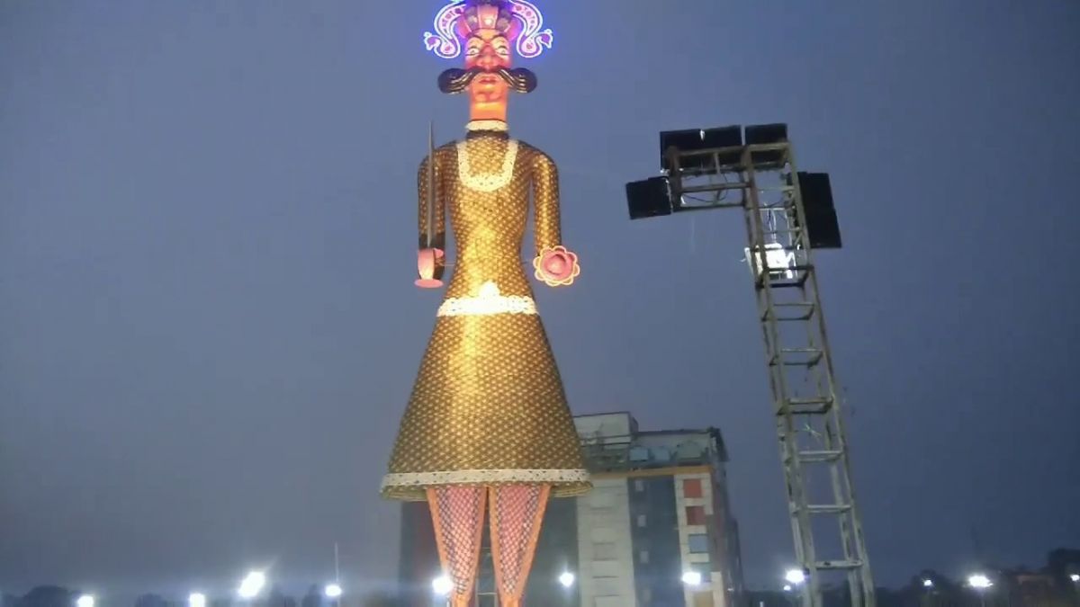 40 feet shoes and 24 feet moustaches, this is the largest Ravan in ...