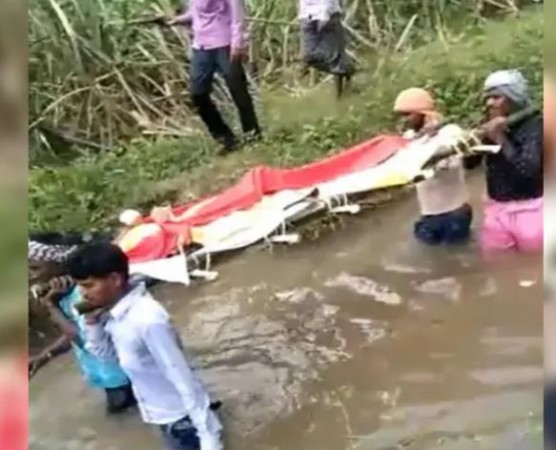 VIDEO: Funeral procession through drain, the only way to reach crematorium