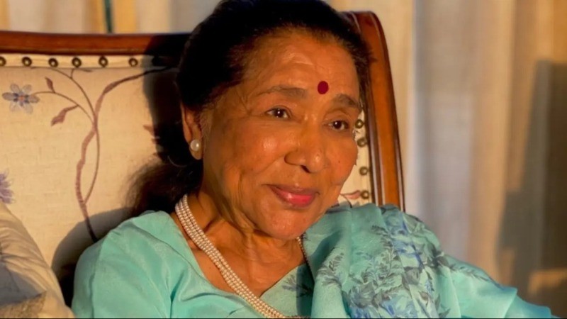 पूरे राजकीय सम्मान के साथ किया गया आशा भोसले का अंतिम संस्कार, राजनीति-फिल्म जगत की हस्तियां रही मौजूद